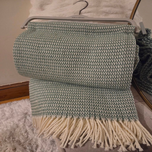 Docofil Other - Docofil Green and White Patterned Throw Blanket